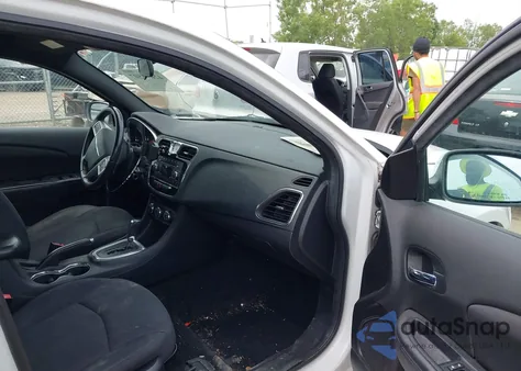 2013 Chrysler 200 Touring z USA, uszkodzony, nr VIN 1C3CCBBB8DN601605